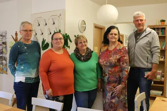 Gendern, Impfung und Ausländer – Aufreger-Themen, die spalten: Plauener Pfarrer laden zum Dialog ein - Petra Thanert, Christine Lorenz, Angelika Bombien, Manuela Zaumseil (von links) vom Treff.Gegenüber und Pfarrer Hartmut Stief.