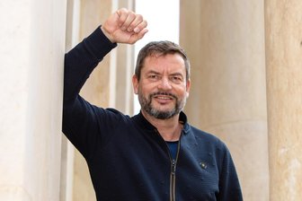 Genderverbot am Theater Plauen-Zwickau: Intendant Löschner setzt ein Zeichen - Intendant Dirk Löschner wendet sich im neuen Spielzeitheft an alle „Theaterfreund:innen“.