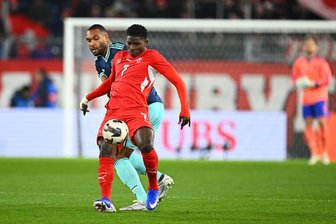 Genehmigung überprüft: Schweizer starten ohne Embolo zur WM - Im März verloren Embolo (v.) und die Schweiz ein Testspiel gegen Deutschland mit 3:4.