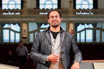 Generalmusikdirektor springt spontan für verhinderten Tenor ein -