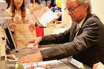 Generalmusikdirektor tauscht in Reichenbach Taktstock gegen Kasse eines Marktes - Anlässlich der Eröffnung eines neuen Markte saß Stefan Fraas am Freitag für eine Stunde an der Kasse eines neuen DM-Drogerie-Marktes in Reichenbach.