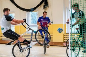 Generalprobe für Neustart gelungen - Der Niederlautersteiner Lucas Neubert (Mitte), hier zu sehen beim 5:2-Sieg gegen Johann Gasch (links) und Philipp Vogel vom SV Grün-Weiß Lippersdorf, bildet künftig mit Tobias Buschbeck ein Team. Dies ist der Sohn seines bisherigen Partners Marco Buschbeck, der dem Verein künftig nur noch als Ersatzspieler zur Verfügung stehen wird.