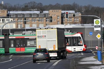 An diesen Anblick müssen sich Autofahrer auf der Fraunhoferstraße gewöhnen: Eine Citybahn aus Richtung Reichenhain kreuzt die Straße, um die Haltestelle Technopark anzusteuern. Bisher war am Technopark Endstation für die Bahnen.