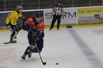 Generalprobe geglückt: Eishockey-Wölfe aus dem Erzgebirge fiebern Saisonstart entgegen - In Amberg erzielte Schönheides Lukas Lenk den Anschlusstreffer. Am Sonntag siegte sein Team im letzten Test vor Saisonbeginn.