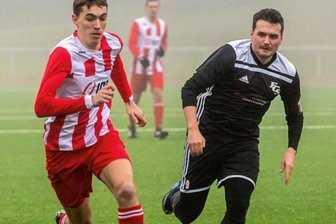 Generalprobe geglückt - Annabergs Simon Schmiedl (l.) - hier im Laufduell mit Stollbergs Kapitän Ivo Förster - schnürte im letzten Testspiel einen Doppelpack.