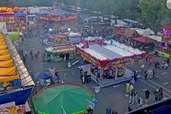 Generalprobe gelungen: Aues Stadtfest stellt zufrieden - Ein wirklich buntes Angebot gab es beim Rummel zum Stadtfest in Aue. Am besten ließ sich das vom Riesenrad aus sehen.