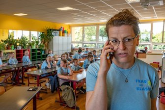 Generation Bildungschaos: Eine Lehrerin aus Werdau berichtet - Grundschullehrerin Esther Vogel am letzten Schultag vor den großen Ferien. Die Kinder hier haben die vierte Klasse beendet. Sie sind inzwischen auf Oberschulen und Gymnasien gewechselt.