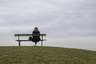 Generation einsam: Wenn Alleinsein die Demokratie gefährdet - Einsamkeit ist längst nicht mehr nur ein Phänomen unter älteren Menschen. Immer mehr junge Menschen in Deutschland geben an, sich oftmals einsam zu fühlen.