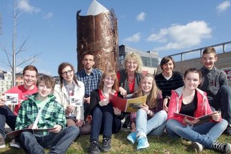 Geschichts-AG vor dem Wende-Denkmal