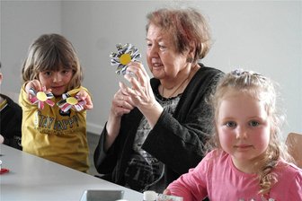 Generationen machen in Zettlitz gemeinsame Sache: Davon profitieren alle - Ida, Helga Gaudlitz und Lene (v. l.) kommen beim Blütenbasteln gut voran. Die Drei fühlen sich wohl miteinander.