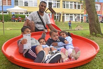 Generationen treiben es bunt - Mahmoud Albardash hatte im Garten des "Bunten Hauses" alle Hände voll zu tun: Der Kegel wurde von den Kindern als Karussell genutzt.