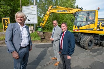 „Generationen von Bürgermeistern haben dafür gekämpft“: Ortsdurchfahrt Blumenau wird seit Dienstag gebaut - Sachsens Wirtschaftsminister Martin Dulig gab mit Olbernhaus Bürgermeister Jörg Klaffenbach (l.) und dem Landtagsabgeordneten Jörg Markert (r.) den Startschuss für den Baubeginn der Ortsdurchfahrt Blumenau.