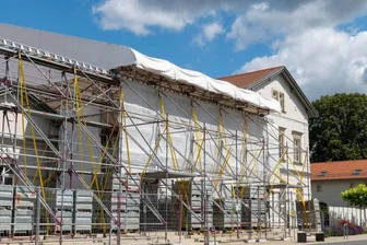 Generationenbahnhof: Erlauer Verein leidet doppelt - Seit November vorigen Jahres ist der Erlauer Generationenbahnhof eingerüstet, weil das von Kondenswasser geschädigte Dach über dem Mittelteil des Gebäudekomplexes repariert werden muss.