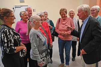 Generationentreffen in Flöha: Erinnerungen an Roggensemmel und strengen Hausmeister - Jürgen Hängekorb und Altersgefährten erinnerten sich an Schul-Begebenheiten.