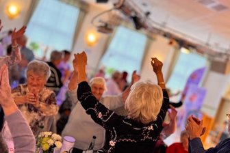 Generationentreffen zum Jubiläum: Kinder und Zeitzeugen tauschen in Zwota Geschichten aus - Gute Stimmung bei der Feier im Gasthof Walfisch in Zwota.