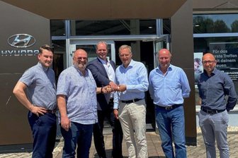 Generationenwechsel: Auto-Geipel trennt sich von Hyundai-Verkauf in Auerbach - In Auerbach geht Auto-Geipel, aber Hyundai bleibt und Müller kommt. Sie haben den Deal unter Dach und Fach gebracht (von links): Juniorchef Auto Geipel, Seniorchef Uwe Geipel, Holger Greim, Markenverantwortlicher Hyundai bei Auto-Müller, Geschäftsführer Alexander Müller und der neue Betriebsleiter in Auerbach, Andreas Scholz, sowie Torsten Berger, Betriebsleiter Auto Müller in Plauen.