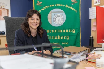 Generationenwechsel im Erzgebirge: Friseurmeisterin steht mit 29 Jahren an der Spitze der Innung - Michelle Baier ist die neue Obermeisterin der Friseurinnung Annaberg-Erzgebirge.