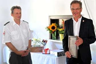 Generationswechsel an der Spitze des Mylauer DRK - Frieder Demmrich (r.), im Bild mit Ulrich Tauchmann, war viele Jahre Vorsitzender des DRK-Ortsvereins. Jetzt wurde er in den Ruhestand verabschiedet.