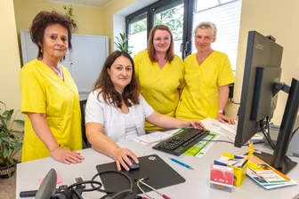 Generationswechsel: Arztpraxis im Erzgebirge in neuer Hand - Sie sind für Patienten aus Seiffen und Umgebung da: Bärbel Uhlig, Dr. medic Alexandra-Sidonia Mihalache, Sindy Hlawatschek und Romy Krumbiegel (v. l.).