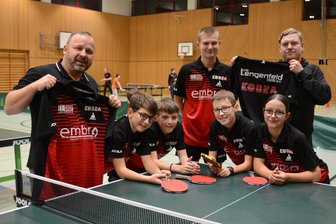 Generationswechsel beim VfB Lengenfeld: Junger Tischtennisspieler kämpft für die Männer und seinen Verein - Beim Training des VfB Lengenfeld: Spieler und Sponsor Markus Flechsing (links) und Mathias Bohne (rechts) präsentieren stolz ihre neue Vereinsuniform. Mit dabei Nachwuchssportler wie Pascal Faust (hinten Mitte).
