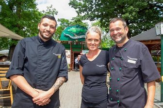 Generationswechsel: Gastronomenfamilie sagt dem Plauener Vogtlandgarten ade - Danke an alle Kollegen, danke an die treue Kundschaft: Frank und Diana Jungmichel (von rechts) verabschieden sich Ende Juli und übergeben an ihren Mitarbeiter Soufian Hamza (links). Der Vogtlandgarten soll ein Ort bleiben, an dem sich die unterschiedlichsten Menschen begegnen und wohl fühlen - ein Stück echtes Plauen.