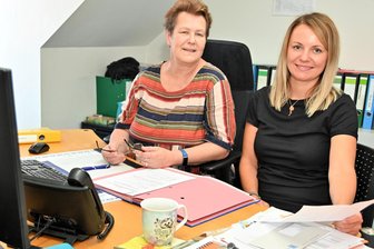 Generationswechsel im Rathaus Hainichen: Stadtrat hat neue Hauptamtsleiterin bestimmt - Uta Neumann (l.) wird Karin Brandt im Rathaus Hainichen als neue Hauptamtsleiterin einarbeiten.