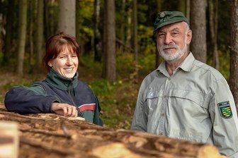 Generationswechsel im Wald: Junge Försterin übernimmt Revier Rodewisch - Wechsel im Forstrevier Rodewisch: Andreas Schlosser, der das Revier im Göltzschtal seit 2008 leitete, übergibt die Betreuung von 3000 Hektar Privatwald und 250 Hektar Kommunalwald von über 1200 Waldbesitzern an Emilie Merkel, bisher Revierleiterin in Mehltheuer. 