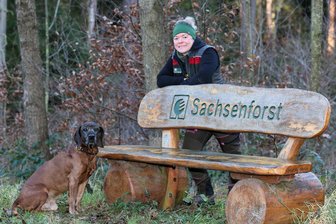 Generationswechsel im Werdauer Wald: „Ich habe das geilste Revier in Sachsen“ - Franziska Pfalz und ihr Jagdhund Whyski sind ein eingespieltes Team. Die Wildenfelserin ist die neue Försterin im Werdauer Wald.
