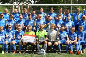 Generationswechsel macht sich bezahlt - Bejubelte im Sommer die Meisterschale der Kreisliga Ost: die Spielgemeinschaft Gebirge/Gelobtland/Satzung - vorn von links: Lucas Oestreich, Michel Fischer, Yannik Freund, Silvio Walther, Premysl Ciz, Niklas Kiontke, Sebastian Martinka, Oliver Leutert und Jacob Frölich; mittlere Reihe von links: Abteilungsleiter Holger Wittig, Michal Lesnak, Maximilian Schmieder, Nils Held, André Gester, Sören Walther, Niels Schmieder, Kevin Neitzke und Abteilungsleiter Mario Dörfel; hinten von links: Mannschaftsleiter Patrick Schönherr, Trainer Tobias Ehrig, Kenny Langer, Paul Beiermann, Tom Wendrock, Toni Kraus, Simon Held sowie die beiden Co-Trainer Tony Nestler und Thomas Walther. 