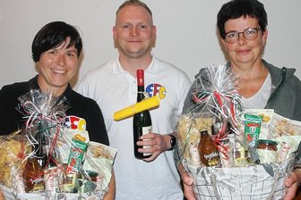 Generationswechsel mit Ansage: Elsterberger Faschingsclub verjüngt seine Vereinsspitze - Marcus Walter ist neuer 1. Vorsitzender des Elsterberger Faschingsclubs. Er dankte nach der Vorstandswahl seiner Vorgängerin Silke Schmidt (links) und der bisherigen Kassenwartin Sandra Werndl (rechts) für ihre langjährige ehrenamtliche Tätigkeit. Beide Frauen arbeiten auch weiterhin als Aktive im Frauenelferrat des Vereins mit.