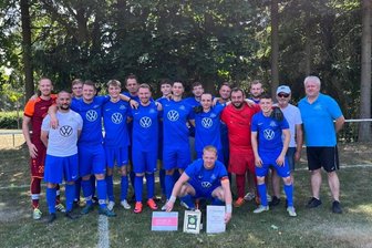Generationswechsel mit Aufstieg belohnt - Der VfB Großfriesen - im Bild nach der Meisterehrung - hofft nun auf den Klassenerhalt in der Vogtlandklasse.