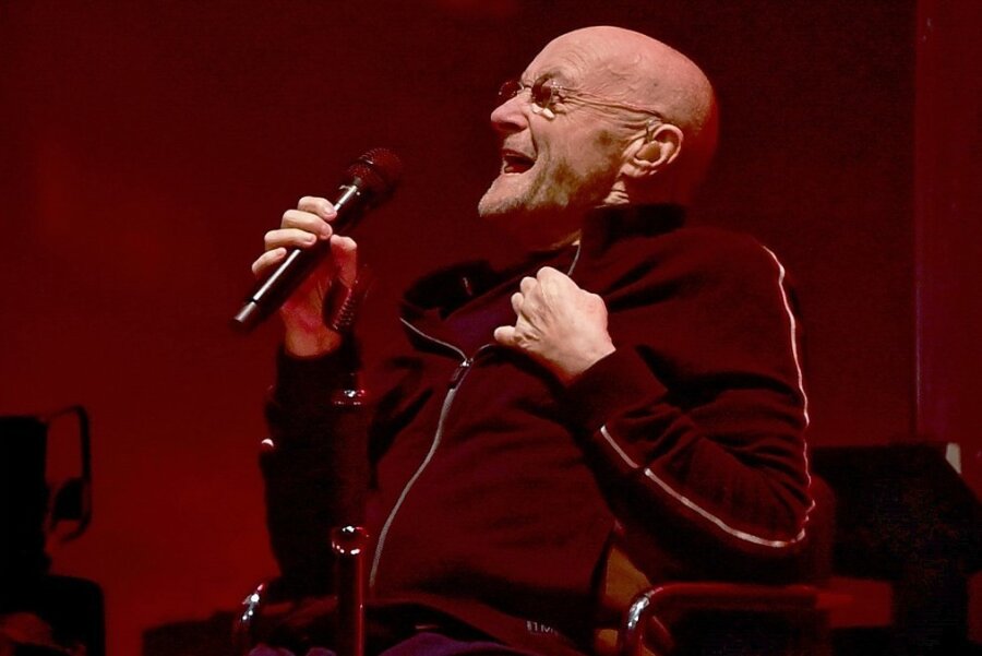 Genesis in Berlin: Da sind sie wieder, die 80er - Abschied von einem großen Künstler: Genesis-Sänger Phil Collins musste zum Konzert in der Mercedes-Benz-Arena sitzen. 
