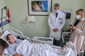 Genesungswünsche von Ministerin: Köpping besucht ukrainischen Patienten im Chemnitzer Klinikum - Vier Operationen hat Sergii Bilohurov bereits hinter sich. Ansonsten muss sich der ukrainische Patient, der seit Anfang Dezember im Klinikum liegt, vor allem ausruhen. Der Besuch von Sachsens Sozialministerin Petra Köpping (rechts) war eine kleine Abwechslung zum Krankenhausalltag. 