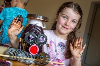 Geniales aus Müll: Bibliothek Oederan als Ideenschmiede und Upcycling-Werkstatt - Mit Fantasie, Geschick und Farbe hat Elsa der alten Plasteflasche neues Leben eingehaucht.