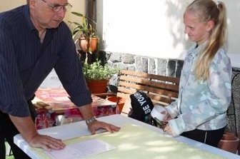 "Genialsozial" soll für mehr Nachbarschaft sorgen - Jara Gerwin aus der Diesterweg-Oberschule half Hans-Jürgen Gräßer von der Stadtgutsiedlung.