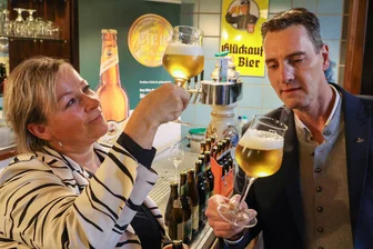 Genießen statt hinter die Binde kippen: Biersommeliers küren Gersdorfer „Glückauf Helles“ - Fürs Verkosten nutzen Kenner wie Brauereichefin Astrid Peiker und Biersommelier Oliver Hering gern diese speziellen Degustationsgläser.