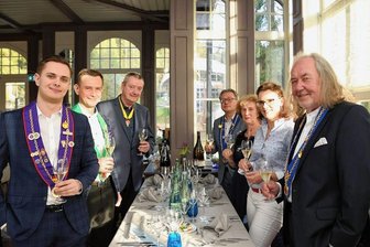 Genießer-Bruderschaft tafelt in Bad Elster - Horst-Jürgen Engel (rechts) und die Bailliage vom sächsischen Landesverband der internationalen gastronomischen Bruderschaft der Chaîne des Rôtisseurs mit deren Vorstandsvorsitzenden Gunter Anton (zweiter von links), haben in der Waldquelle den World Chaîne Day gefeiert.