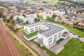 Genossenschaftliches Engagement für Sonnenstrom im Erzgebirge: Photovoltaik aufs Dach statt auf den Acker - Die geplante PV-Anlage auf dem Theodor-Fliedner-Haus in Hohndorf - hier ein Luftbild - soll jährlich rund 91.000 Kilowattstunden Sonnenstrom erzeugen.