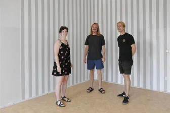 Genossenschaftsidee für ehemaliges Frauenhaus: Was hinter dem Projekt „Gemeingut“ in Chemnitz steckt - In Vorfreude auf Kommendes: Hannah Seitz, Nils Reuschl und Rico Reuschl (von links) von der Genossenschaft Gemeingut.