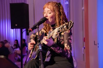 Genuss-Gala „Ball de Culinaire“ in Bad Elster: Große Bühne für Talent aus Plauen - Nachwuchsmusikerin Hannah Trinkaus aus Plauen begleitete den „Ball de Culinaire“ im Kurhaus Bad Elster mit ihren Liedern.