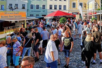 Genussmarkt in Glauchau regt Appetit der Gäste an - Beim Genussmarkt war die Besucherresonanz am Samstagabend sehr gut.