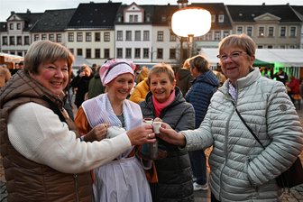 Genussmarkt ist ein würdiges Finale der Regionalmarkt-Saison in Rochlitz - „Schokoladenmädchen“ Madeleine Last (2.v.l.) sorgte für Genuss auf dem Genussmarkt in Rochlitz.