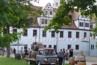 Genussmarkt lockt Besucher mit Köstlichkeiten aus aller Welt - Gleich fässerweise wurden Getränke herangekarrt.