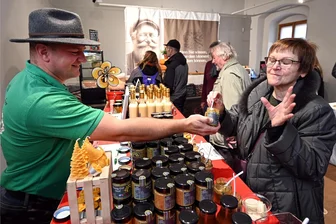 Genusstage in Chemnitz: Macht doch euren Senf alleine! - Wow, dieser Senf schmeckt: Irene Fahle aus Aue lässt sich am Stand von René Weißbach aus Schlettau und seiner Genussmanufaktur die Gewürzvariationen munden. Der Fachmann leitete auch einen Senfworkshop.