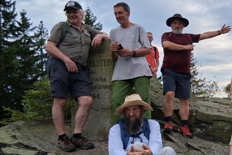 Geo-Ranger startet geführte Touren durch den Geopark im Vogtland - Jürgen Hadel (hi., mit Hut) hatte zum Tag des Geotops eine Gruppe auf den Wendelstein geführt.