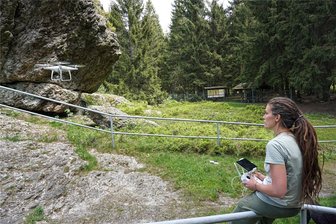 Geo-Umweltpark „Sagenhaftes Vogtland“ erweitert seine Fläche um gut ein Drittel - Valeska Decker von der Uni Bonn erfasste 2021 mittels einer Drohne den Schneckenstein für ein 3D-Projekt. Auch der Lochstein bei Falkenstein wurde inzwischen per Drohne vermessen. Für den Geo-Umweltpark „Sagenhaftes Vogtland“ ist die Zusammenarbeit mit Wissenschaftlern unabdingbar.