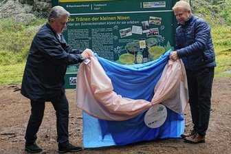 Geo-Umweltpark steckt seit März in finanzieller Zwangslage - Die Bürgermeister Jürgen Mann aus Muldenhammer und Marco Siegemund aus Falkenstein (rechts) enthüllten beim Tag des Geotops 2021 eine neueInfo-Tafel an Schneckenstein. Der Topasfels ist auch Station am Felsenweg 5 des Geo-Umweltparkes "Sagenhaftes Vogtland". 