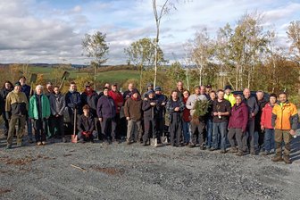 Geocacher pflanzen zwischen Bösenbrunn und Planschwitz 1100 Bäume - 40 Geochacher haben zwischen Planschwitz und Bösenbrunn 1100 Bäume gepflanzt.