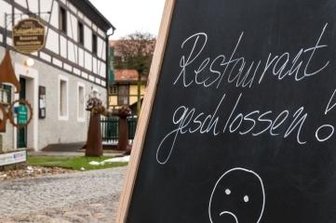 Geöffnet bleiben oder schließen? Gastronomen sind sich uneins - Ein Schild am Hotel Saigerhütte weist auf das geschlossene Restaurant des Hauses hin. 