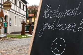 Geöffnet bleiben während Corona? Gastronomen im Erzgebirge sind sich uneins - Ein Schild am Hotel Saigerhütte weist auf das geschlossene Restaurant des Hauses hin. 
